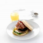 Vista elevada de ovo, presunto e cogumelo hambúrguer e suco — Fotografia de Stock