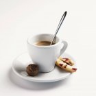 Крупним планом вид подвійного еспресо з шоколадом і випічкою — стокове фото