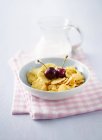 Flocos de milho com leite e cerejas — Fotografia de Stock