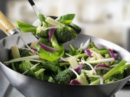 Verduras verdes em wok e em espátula — Fotografia de Stock