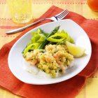 Fish fillet with shrimps and vegetable crust — Stock Photo