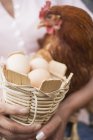 Яйця і жива курка — стокове фото