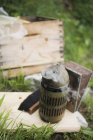 Visão elevada diurna do equipamento de apicultura e colmeia — Fotografia de Stock