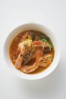 Томатный суп с рыбой и креветками — стоковое фото