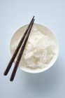 Миска риса с палочками для еды — стоковое фото