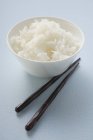 Schüssel Reis mit Stäbchen — Stockfoto
