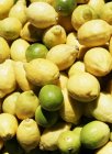 Limões e limões frescos — Fotografia de Stock