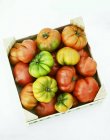 Beefsteak tomates en caja de madera - foto de stock