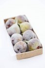 Figues fraîches dans une boîte en bois — Photo de stock