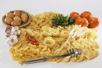 Verschiedene Arten von Pasta und Sauce Zutaten — Stockfoto