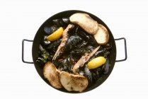 Moules et langoustines dans la casserole — Photo de stock