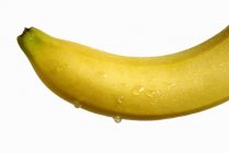 Banana con gocce d'acqua — Foto stock