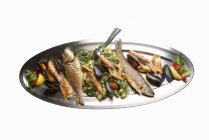 Piatto di pesce con pesce — Foto stock