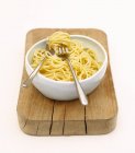 Ciotola di spaghetti cotti — Foto stock