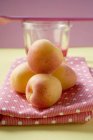 Свежие абрикосы на полотенце для чая — стоковое фото