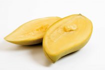 Frische halbierte thailändische Mango — Stockfoto
