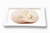 Salsiccia di vitello affettata con pistacchi — Foto stock