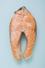 Стейк из жареного лосося — стоковое фото