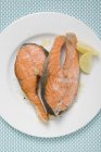 Смажені котлети лосося з лимонними клинами — стокове фото