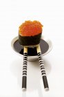 Gunkan Maki mit rotem Kaviar — Stockfoto