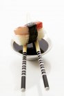 Sushi nigiri com surimi — Fotografia de Stock
