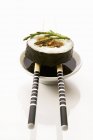 Sushi Maki sulle bacchette — Foto stock