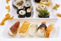 Nigiri e maki sushi — Fotografia de Stock