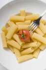 Рігатоні макарони з помідорами Черрі — стокове фото