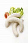 Salsichas brancas com repolho e tomate — Fotografia de Stock