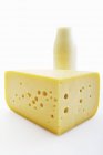 Pezzo di formaggio con latte — Foto stock