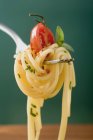Espaguetis con tomate cherry - foto de stock