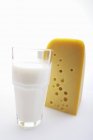 Copo de leite e um pedaço de queijo — Fotografia de Stock