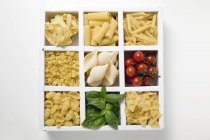 Vari tipi di pasta con pomodori — Foto stock