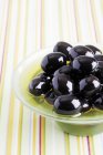 Schwarze Oliven in Öl — Stockfoto
