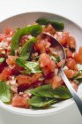 Salsa de tomate com manjericão fresco — Fotografia de Stock