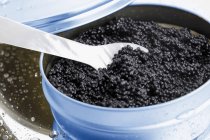 Caviar preto em estanho — Fotografia de Stock