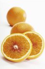 Frische reife Orangen mit Blättern — Stockfoto