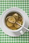 Блинный суп с овощами и луком — стоковое фото