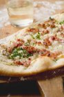 Pizza con pancetta ed erba cipollina — Foto stock