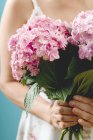 Frau hält Bündel lila Hortensien in der Hand — Stockfoto
