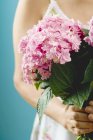 Frau hält Bündel lila Hortensien in der Hand — Stockfoto