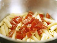Penne Nudeln mit Tomaten — Stockfoto