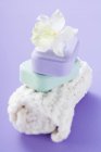 Vue rapprochée de deux barres de savon avec orchidée blanche sur serviette — Photo de stock
