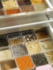 Vista elevata del cassetto delle spezie con diverse spezie in contenitori — Foto stock