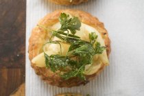 Closeup top view of savoury and pear patty with deep-fried parsley — Stock Photo