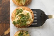 Closeup top view of savoury pear patties with deep-fried parsley — Stock Photo