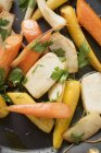 Verduras de raíz fritas con perejil - foto de stock