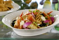Грецький салат з куркою — стокове фото