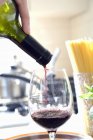 Persona Versare il vino — Foto stock