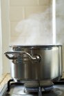Vue rapprochée de la casserole d'eau bouillante sur une plaque de cuisson — Photo de stock